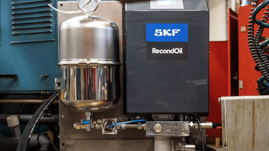Voorbeeld van een geïnstalleerde SKF RecondOil box in een industriële omgeving.